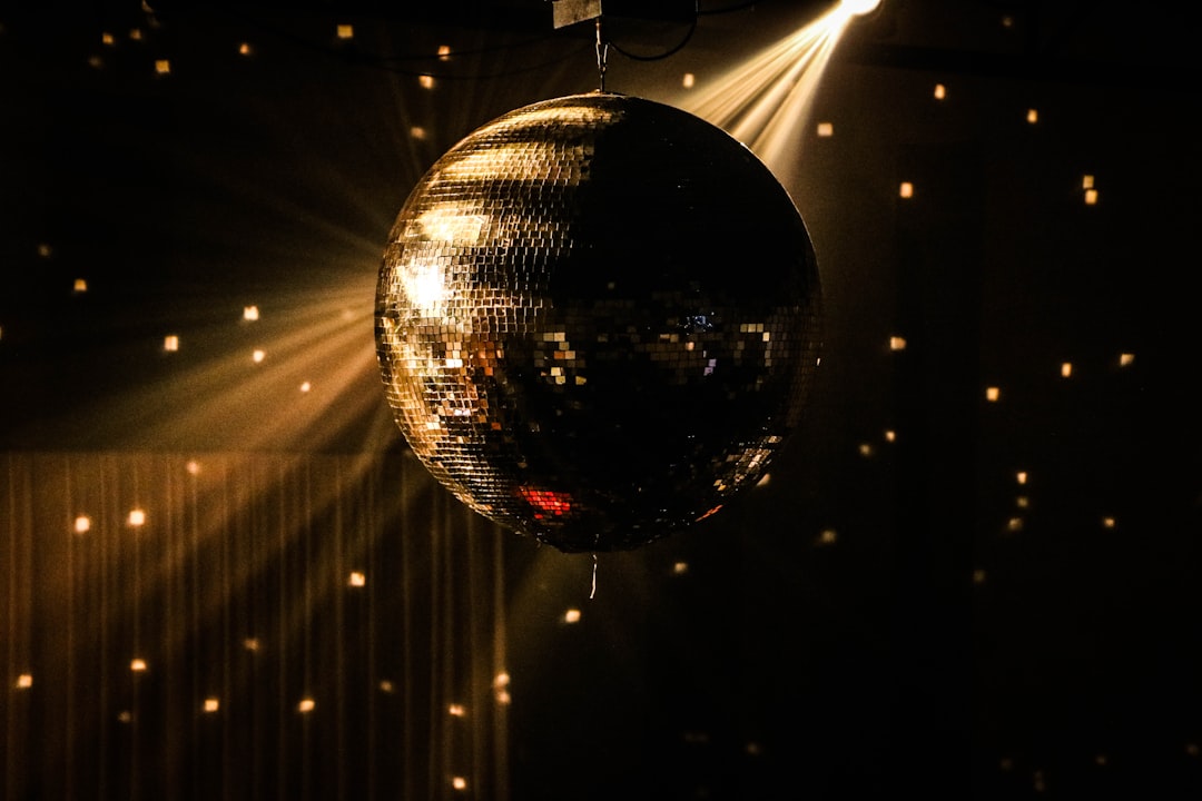 silver-mirror-ball-0fc0ffwrnsu